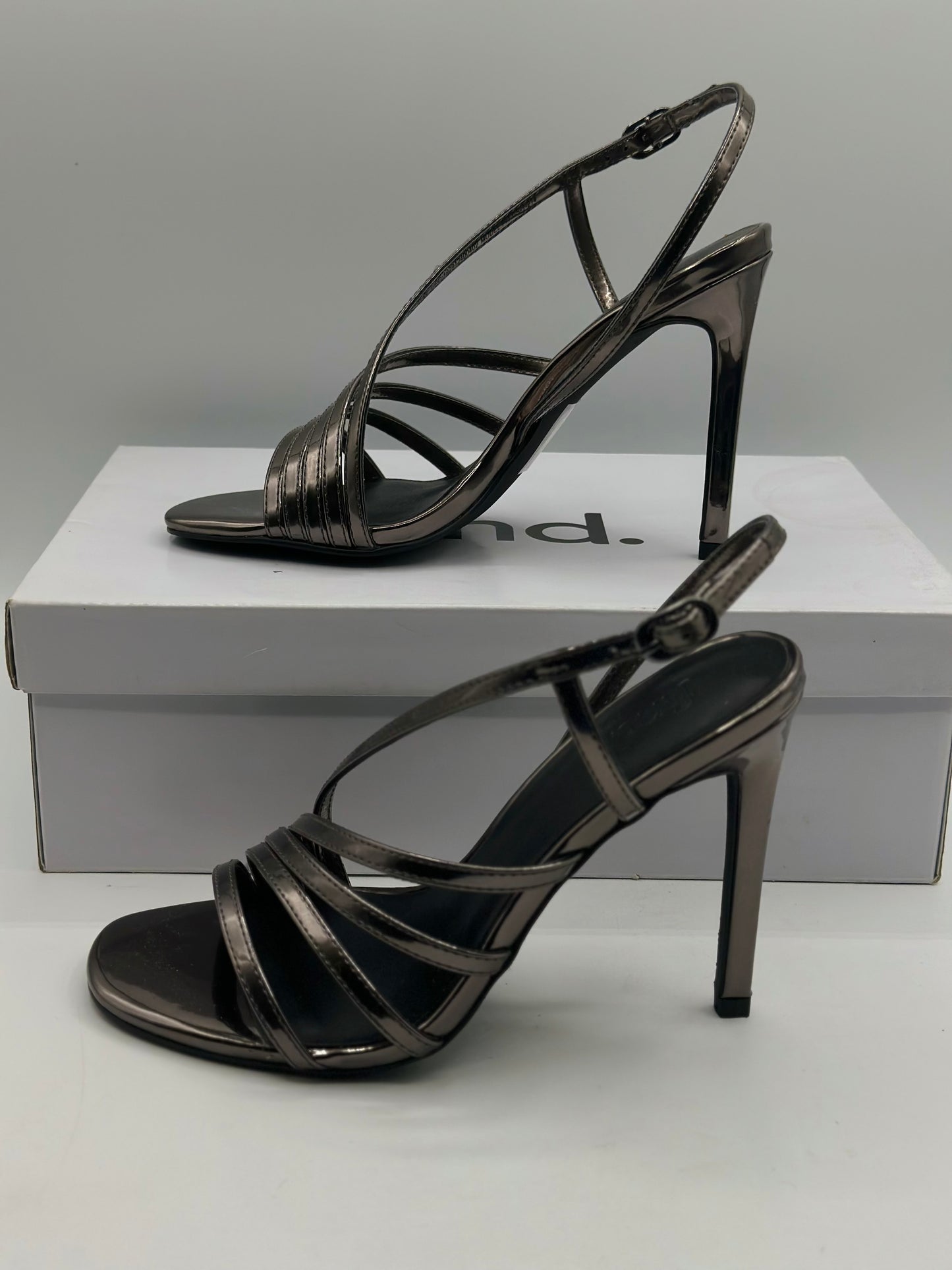 sandales noire ouverte - talons de 7 cm.
CHAUSSURES FEMME
Chaussure femme cuir/synthétique avec talons.