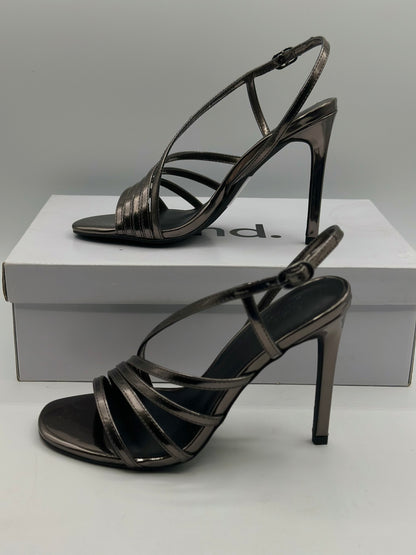 sandales noire ouverte - talons de 7 cm.
CHAUSSURES FEMME
Chaussure femme cuir/synthétique avec talons.