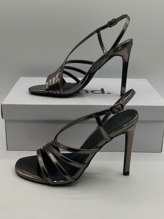 sandales noire ouverte - talons de 7 cm.
CHAUSSURES FEMME
Chaussure femme cuir/synthétique avec talons.