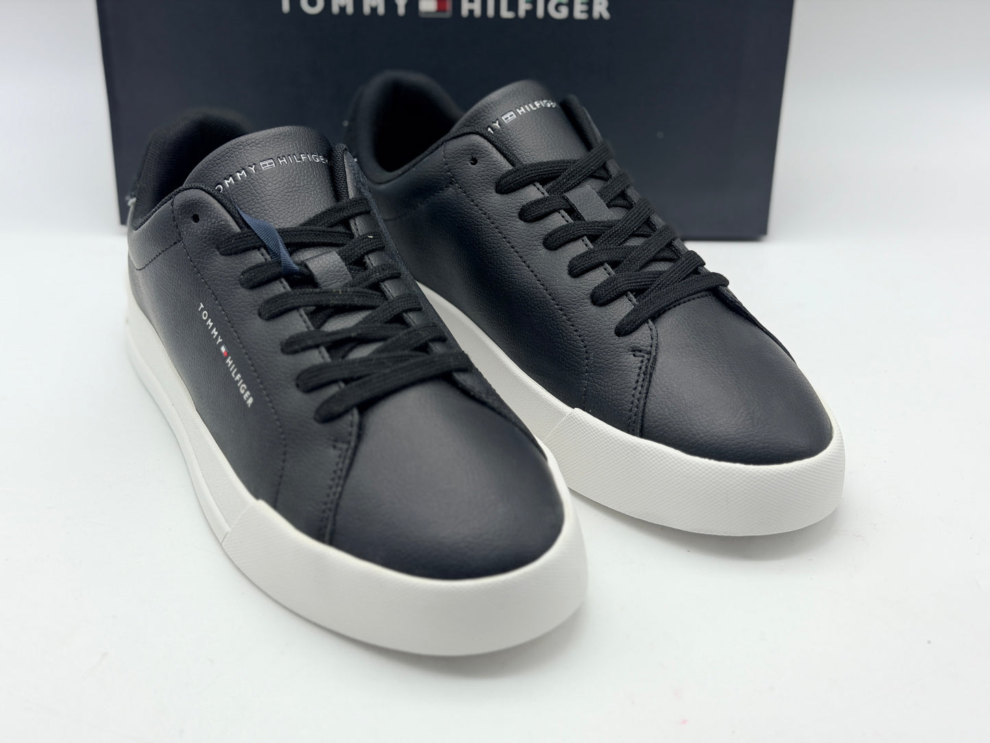 TOMMY HILFIGER
Baskets Court Leather Detail Essential Black