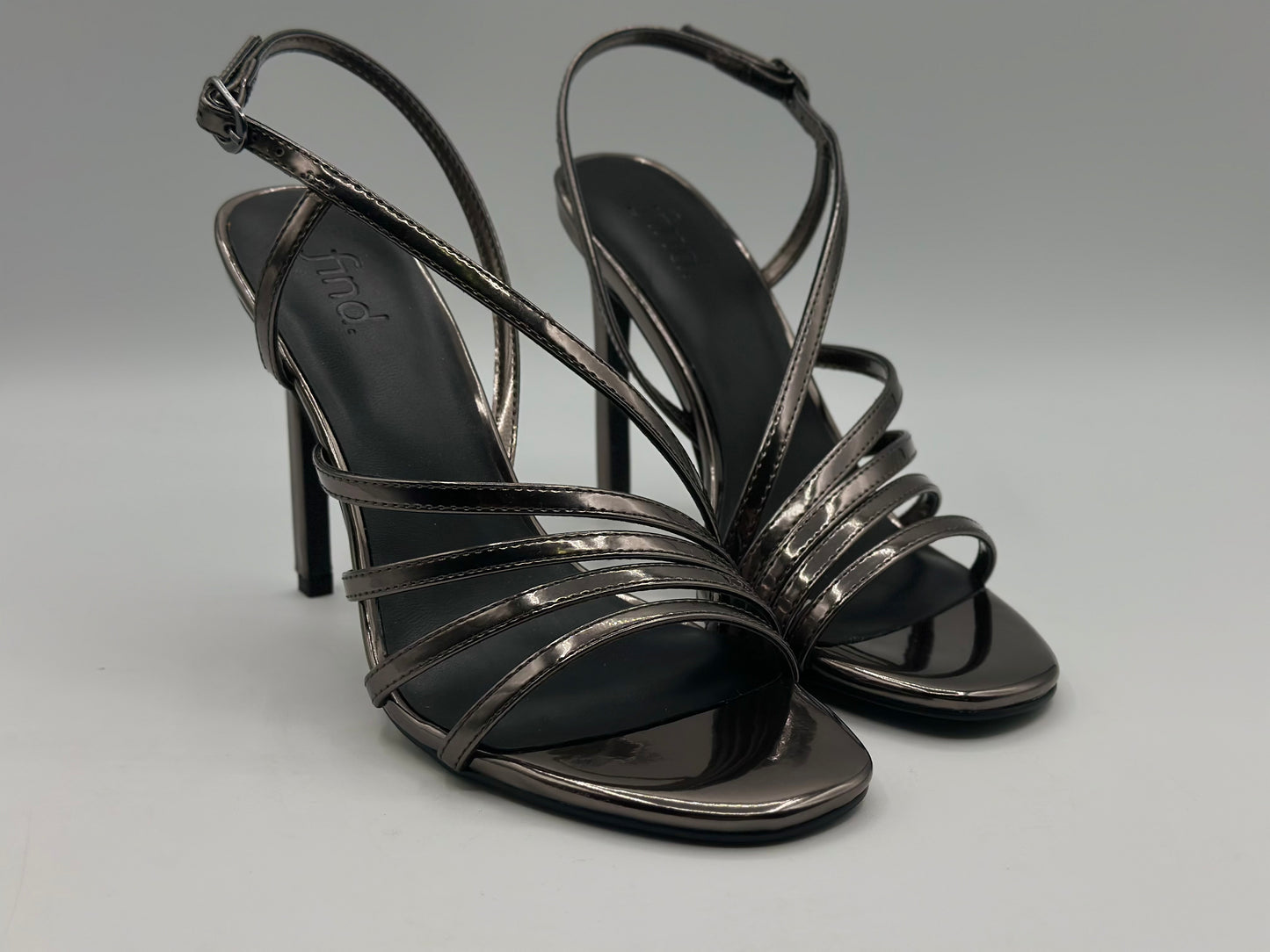 sandales noire ouverte - talons de 7 cm.
CHAUSSURES FEMME
Chaussure femme cuir/synthétique avec talons.