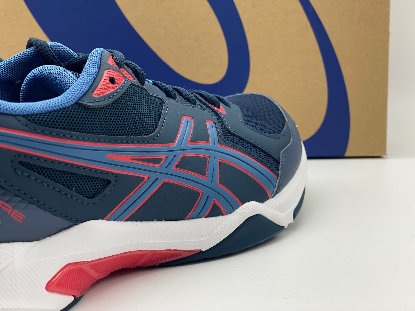 Chaussures indoor Asics Gel neuves et authentique taille 43,5