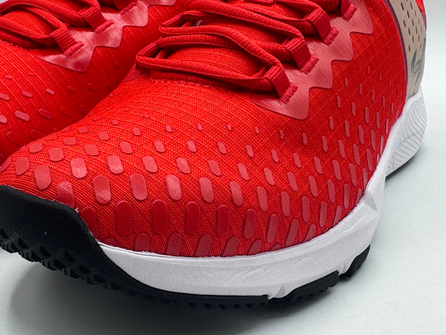 Chaussures d'entraînement UA pour hommes neuves et authentique taille 44