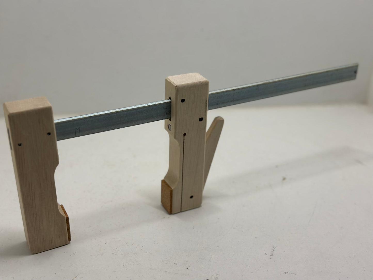 kwb Serre-joint en bois 300x110 avec surfaces en liège, largeur de serrage 300 mm, profondeur de serrage 110 mm, finition sans points de pression, serre-joint à serrage rapide pour maintenir