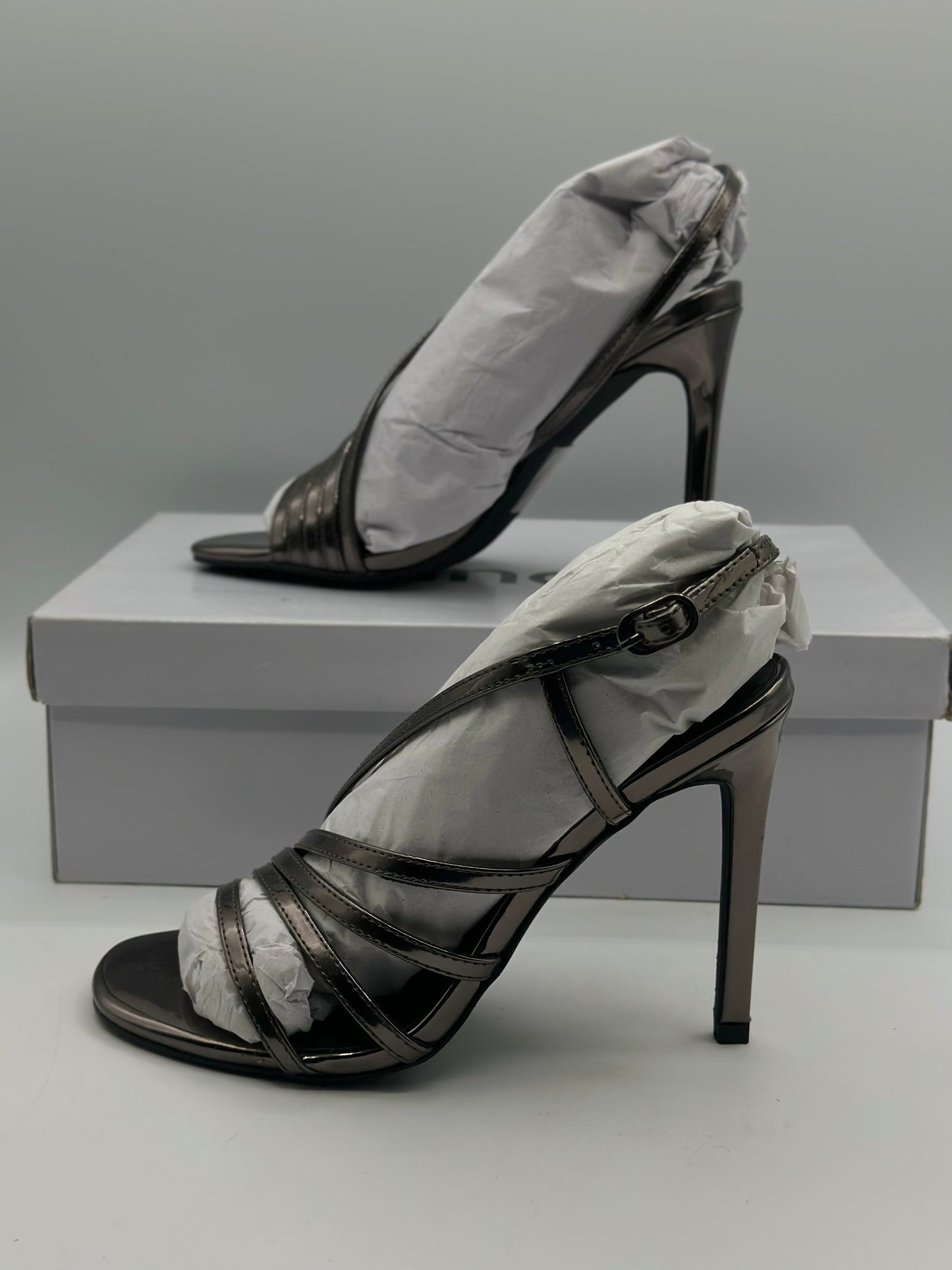 sandales noire ouverte - talons de 7 cm.
CHAUSSURES FEMME
Chaussure femme cuir/synthétique avec talons.