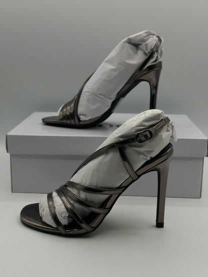 sandales noire ouverte - talons de 7 cm.
CHAUSSURES FEMME
Chaussure femme cuir/synthétique avec talons.