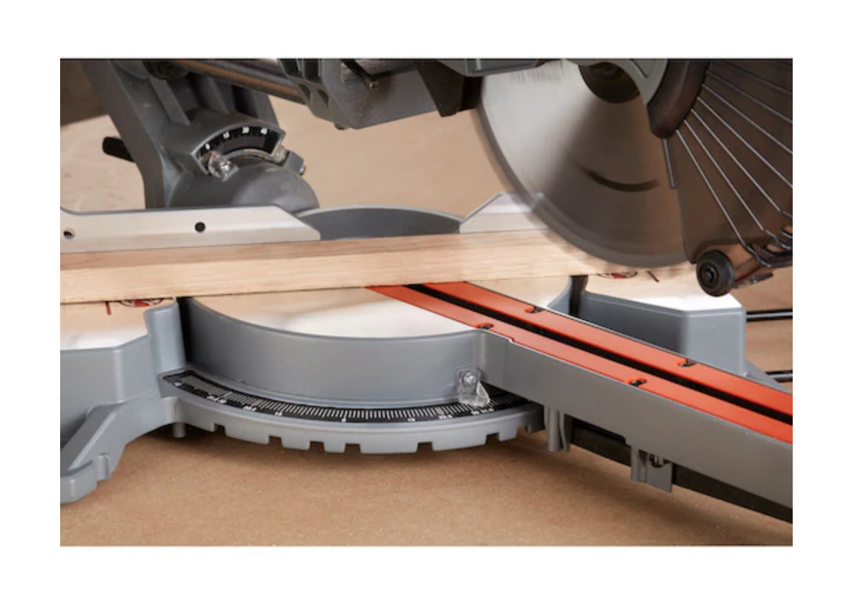 Scie à onglet Black+Decker d'une puissance de 1600 Watts pouvant couper jusqu'à 305 mm neuf