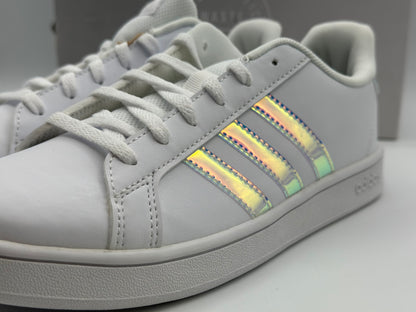 Baskets femme à bandes irisées – Adidas Grand Court K blanc