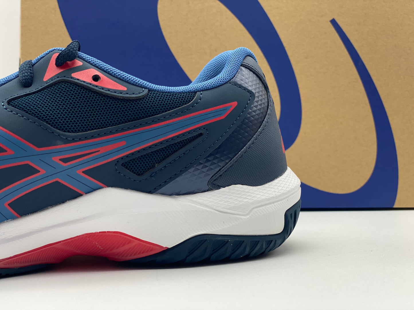 Chaussures indoor Asics Gel neuves et authentique taille 43,5