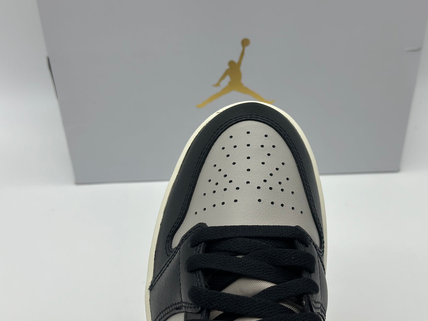 Baskets Nike Air Jordan - Noir, gris universitaire et rouge sport neuves et authentique taille 40,5
