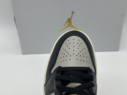 Baskets Nike Air Jordan - Noir, gris universitaire et rouge sport neuves et authentique taille 40,5