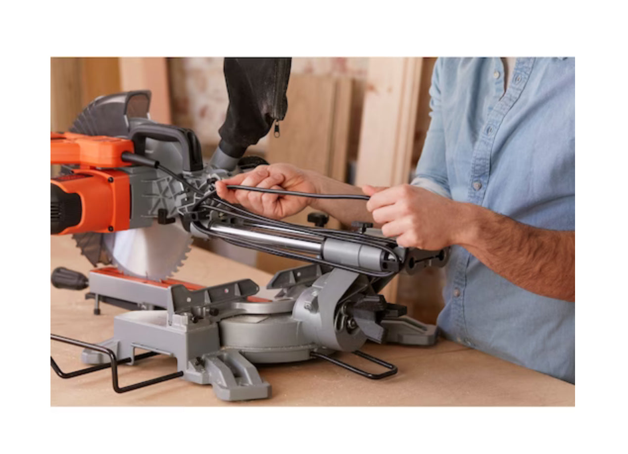 Scie à onglet Black+Decker d'une puissance de 1600 Watts pouvant couper jusqu'à 305 mm neuf