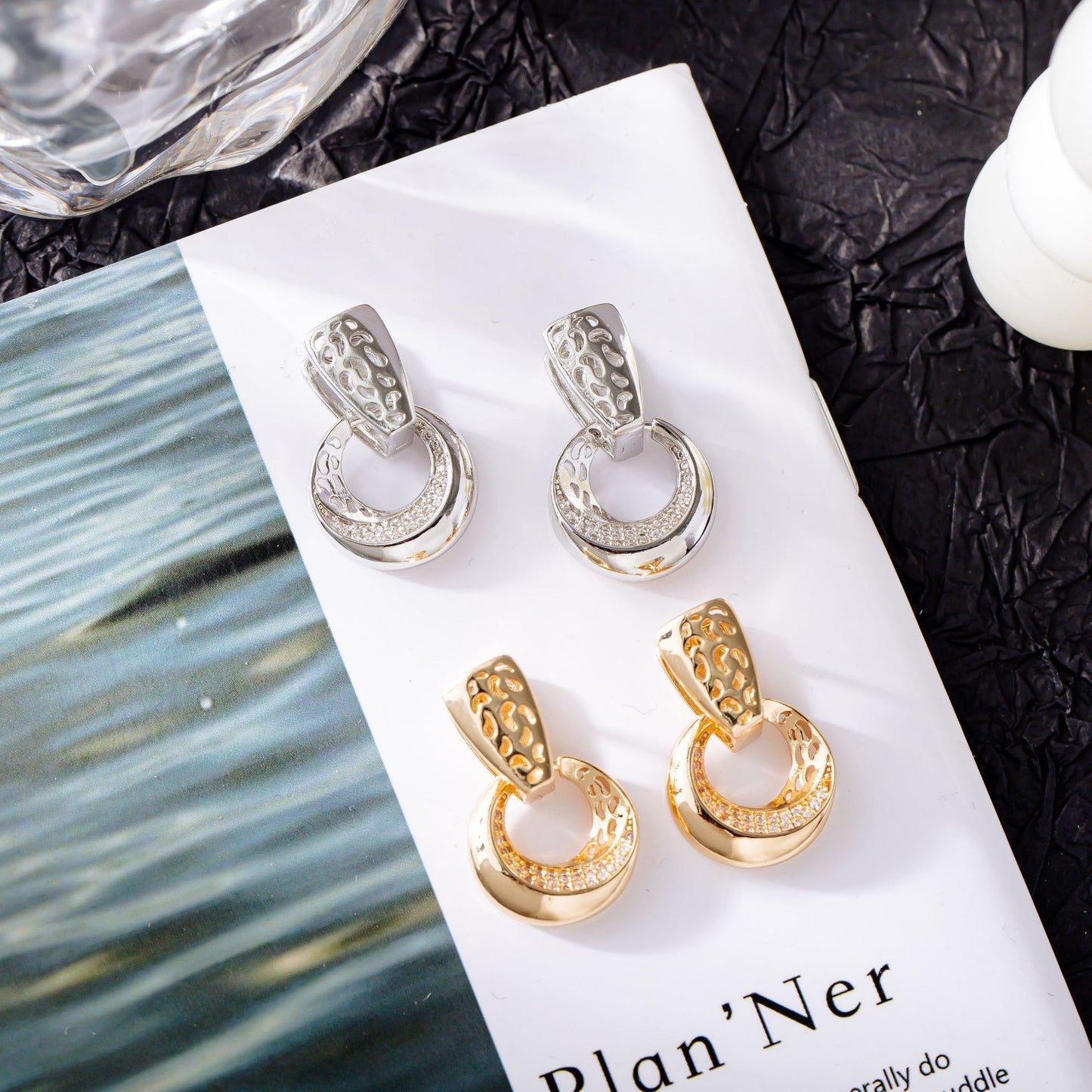 Boucles d'Oreilles "Éclat Lunaire" – Micro-Sertissage de Zircons & Design Fleur Creuse